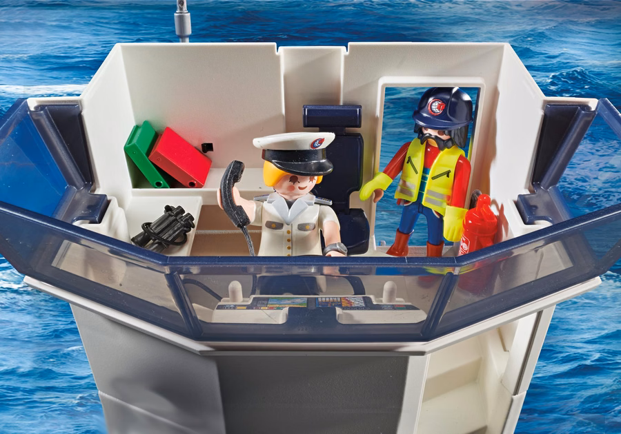 Frachtschiff mit Boot